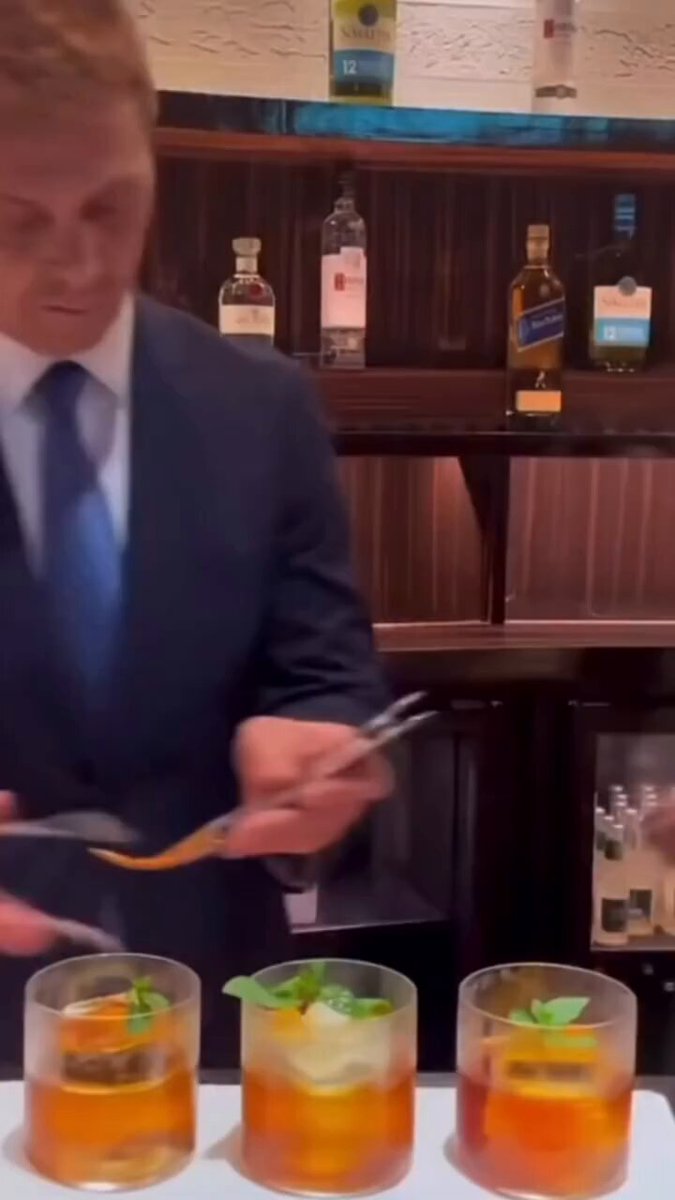 Un Barman Précis Soulève des Questions sur l'Art de la Mixologie en France